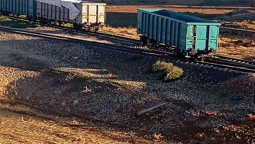 Son Dakika: Kurtalan'da Yük Treninin Bir Vagonu Raydan Çıktı