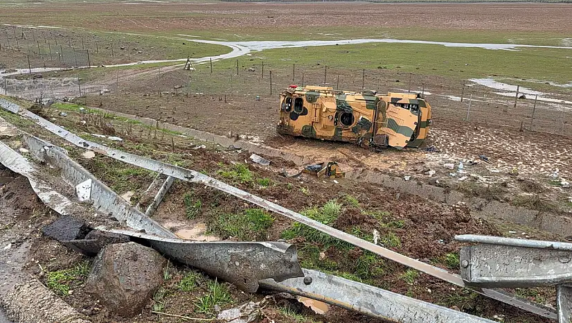 TAG Otoyolu'nda askeri araç devrildi: 10 asker yaralandı