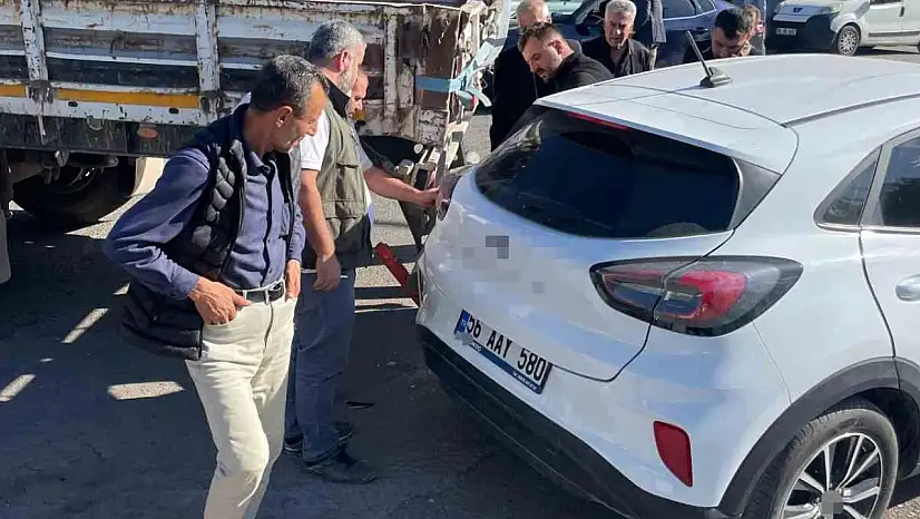 Siirt'te tırın dorsesi otomobilin teker bölümüne takıldı