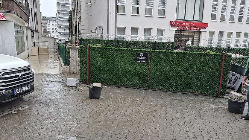 Artı Siirt Gündeme Getirdi, Siirt Belediyesi Çözdü: Kur'an Kursu Önündeki Çöp Alanı Düzenlendi