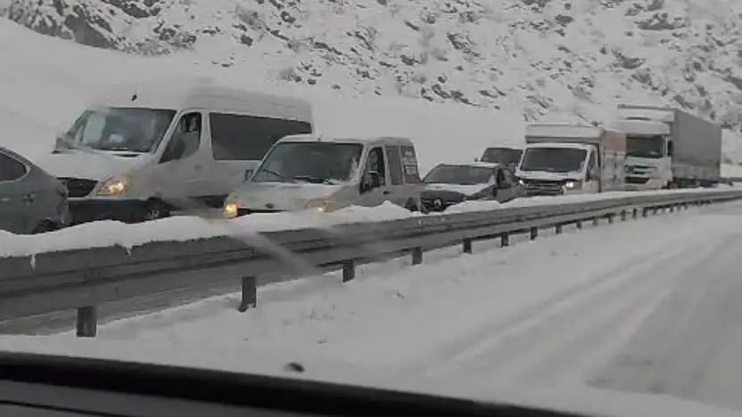 Bitlis–Siirt kara yolu yoğun kar yağışı nedeniyle durma noktasına geldi