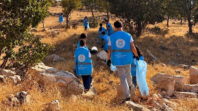 Çocuklar Botan Tabiat Parkı'nda Hem Yürüdü Hem Çevreyi Temizledi