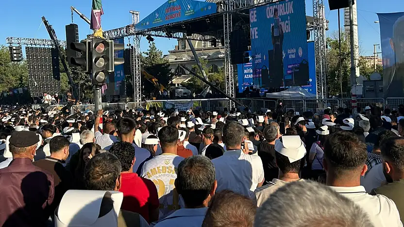 DEM Parti ve DBP Kurtalan İlçe Örgütlerinden Diyarbakır'daki Özgürlük Mitingi'ne Katılım