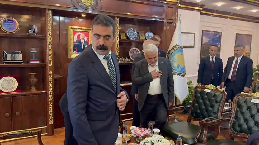 Diyarbakır'da Siyasi Gerilim Yeniden Alevlendi: Tokalaşmadan Geçen Ziyaret