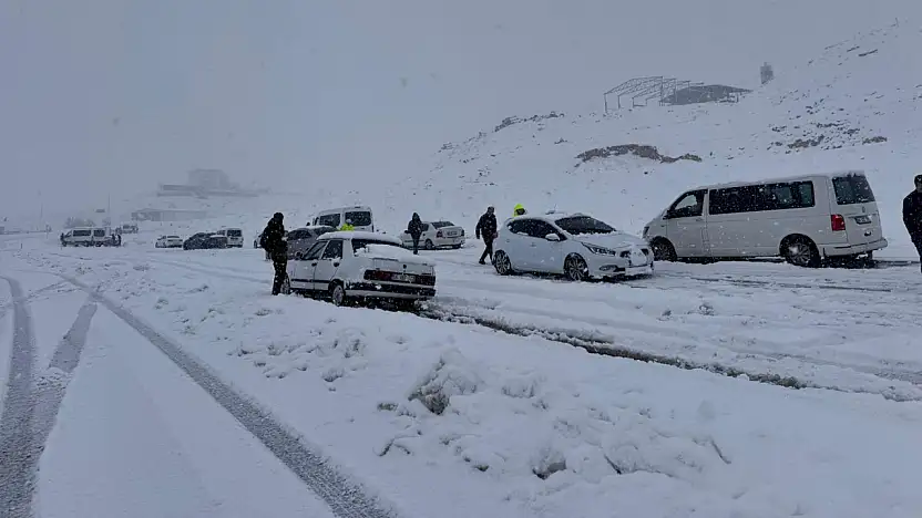 Kar yağışı etkisini artırdı: Kurtalan–Siirt yolu Kayabağlar kavşağı öncesinde trafiğe kapandı