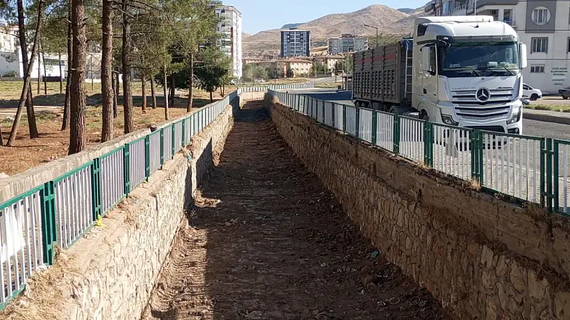 Kurtalan'da Dereler Taşkın ve Kötü Koku Riskine Karşı Temizlendi