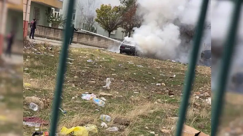 Kurtalan'da Park Halindeki Araç Alev Alev Yandı