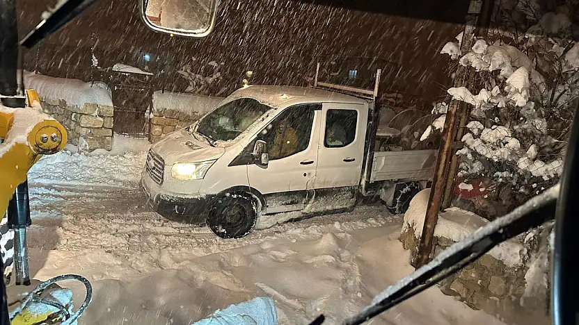 Kurtalan'da Yolda Mahsur Kalan İşçi Servisi Kurtarıldı