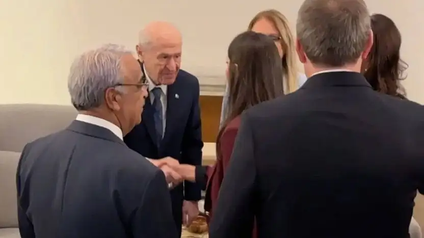 Meclis'te Dikkat Çeken Görüntü: Devlet Bahçeli ile DEM Partililer tokalaştı