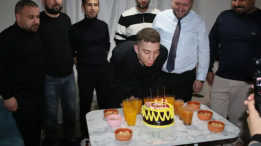 Sevgi Evlerinden ayrılan gence doğum günü sürprizi