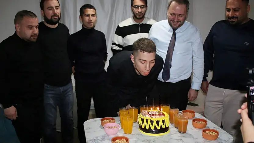 Siirt'te Sevgi Evlerinden ayrılan gence doğum günü sürprizi