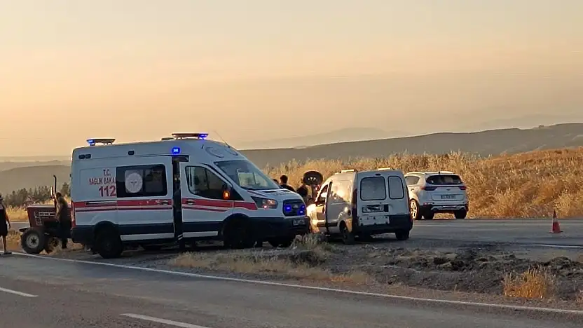 Siirt-Batman Karayolunda Hafif Ticari Araç ile Traktör Çarpıştı: 2 Yaralı