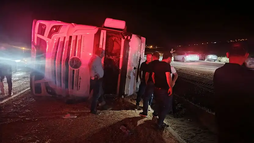 Siirt-Batman Yolunda TIR Devrildi: Sürücü Yaralandı