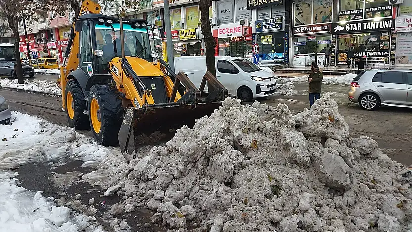 Siirt Belediyesi Kent Merkezinde Karla Mücadeleyi Aralıksız Sürdürüyor