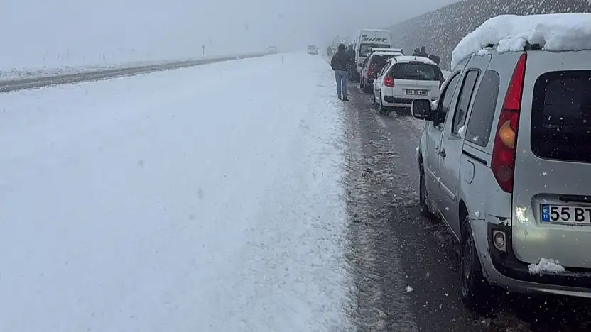 Siirt Belediyesi'nden Kar ve Buzlanma Uyarısı: Zorunlu Olmadıkça Trafiğe Çıkmayın