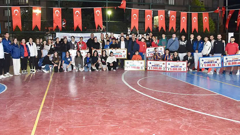 Siirt Belediyesi'nin 3x3 Sokak Basketbolu Turnuvası sona erdi: 39 takım kıyasıya mücadele etti!