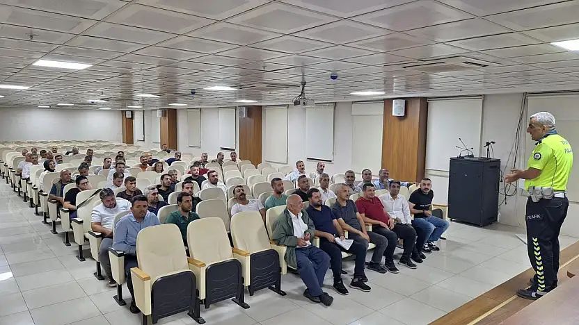 Siirt Belediyesi Toplu Taşıma Şoförlerine Trafik Güvenliği Eğitimi Verildi