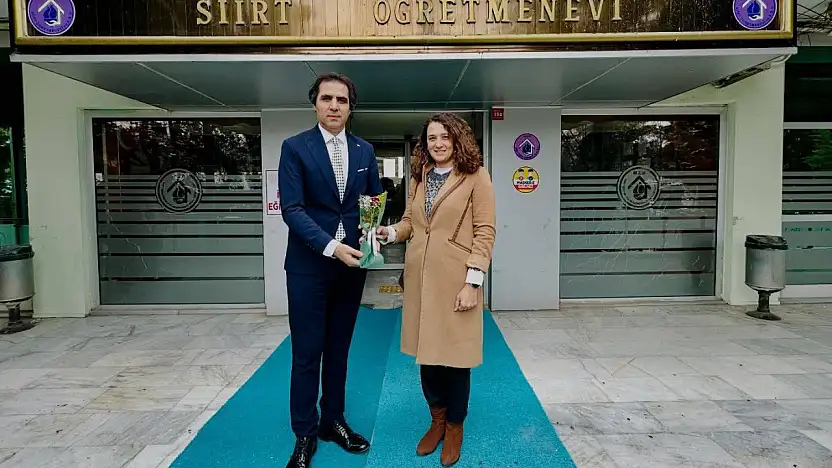 Siirt'e atanan öğretmenler çiçeklerle karşılandı