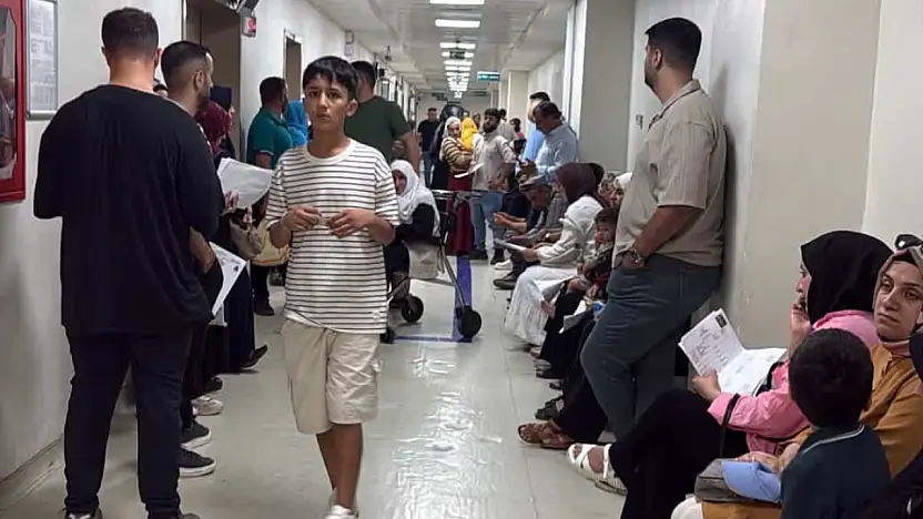 Siirt Eğitim Ve Araştırma Hastanesi'nde Röntgen Yoğunluğu: Vatandaşlar Ayakta Sıra Bekliyor