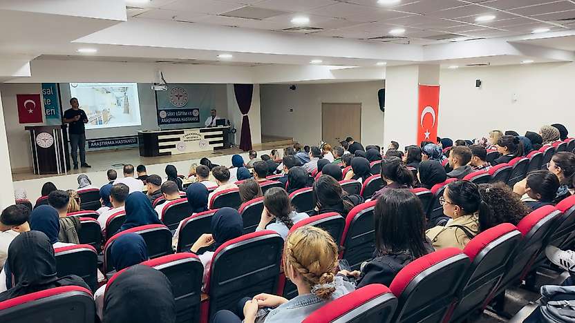 Siirt Eğitim ve Araştırma Hastanesi'nde stajyer öğrencilere İSG ve uyum eğitimi