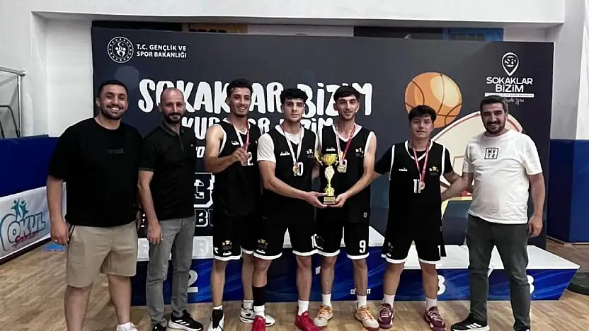 Siirt Erkek Basketbol Takımı Türkiye'nin En İyi 16 Takımı Arasına Girdi