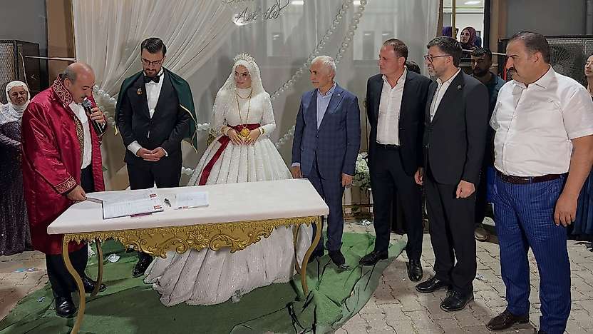 Siirt Eruh'ta Teğin Ailesinin Mutlu Günü: Genç Çiftin Nikâhına Protokol Şahitlik Etti