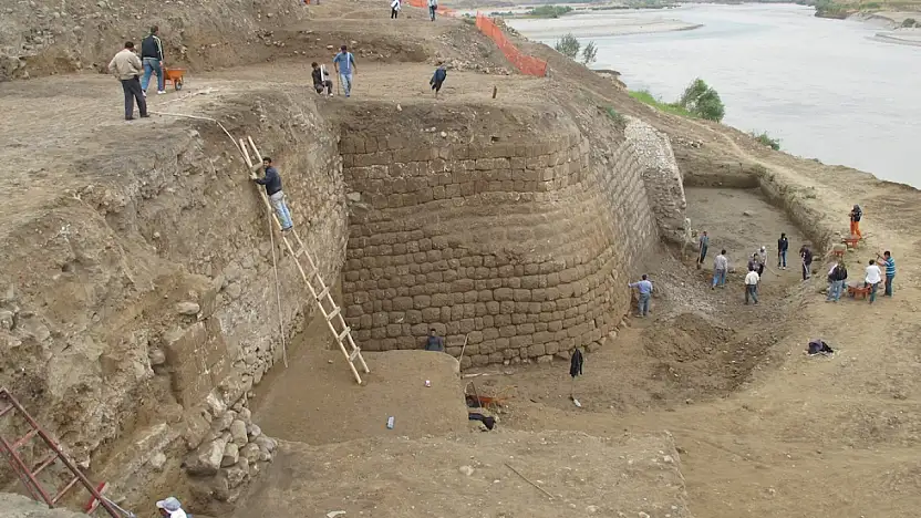 Siirt Eski Milletvekili Kültür Bakanlığı ile Görüştü! Siirt'te Eski Tarih Yeniden Gün Yüzüne Çıkacak Mı? Arkeolojik Kazıların Yeniden Başlaması Gündemde