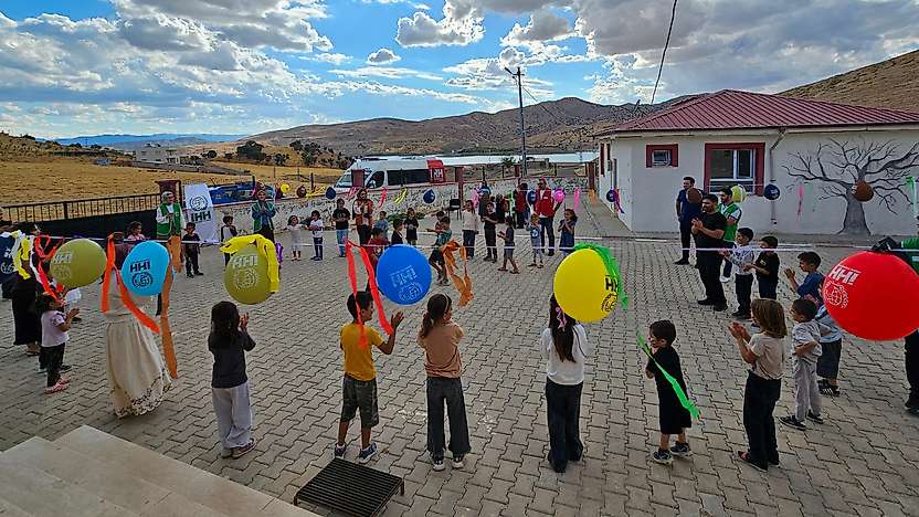 Siirt Genç İHH'dan Kışlacık köyünde minik öğrenciler için Bedi Besmele şenliği