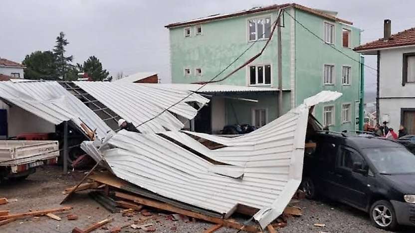 Siirt İçin Fırtına Uyarısı: Çatı Uçmalarına ve Ağaç Devrilmelerine Dikkat