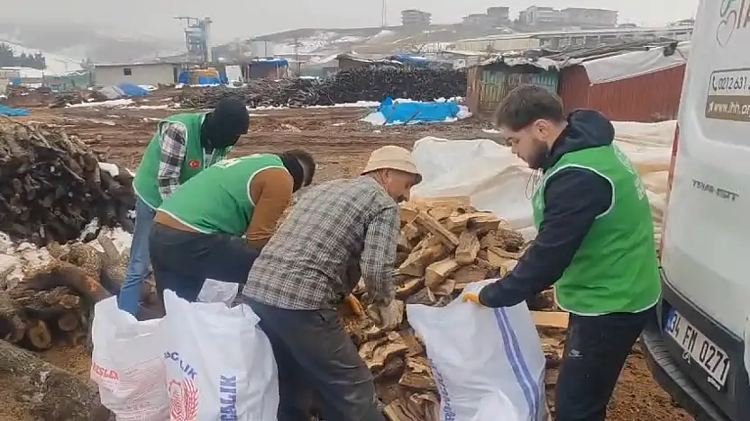 Siirt İHH'den ihtiyaç sahibi ailelere kışlık yakacak desteği