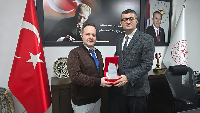 Siirt İl Sağlık Müdürü Hacıoğlu'ndan eski başhekim Kaynak'a plaket