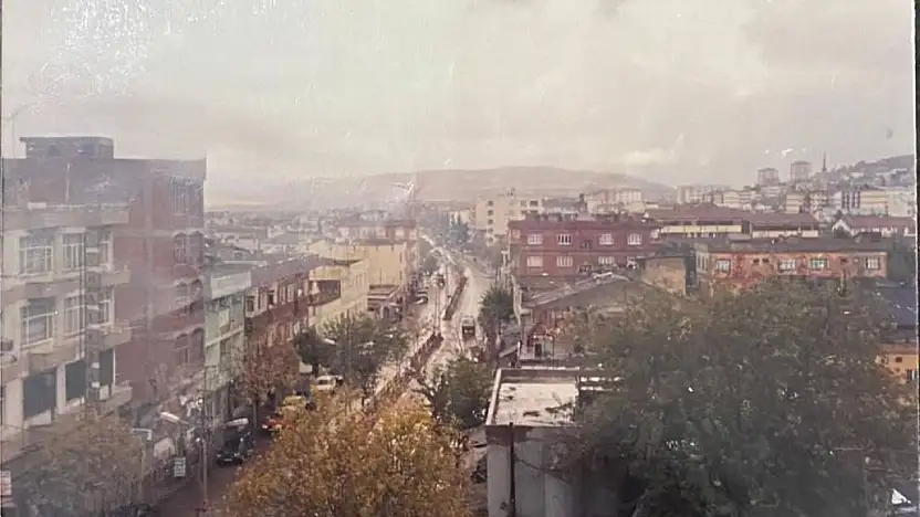 Siirt'in Eski Günlerinden Kareler: Güres Caddesi'nin Araç Trafiğine Açık Olduğu Dönemler