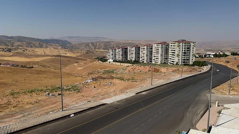 Siirt'in Gelişen Mahallesi mi, Betonlaşan Mahallesi mi? Park ve Sağlık Ocağı Yok, Evler 8 Milyon TL