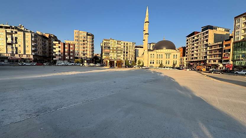 Siirt'in Kalbindeki Meydan İçin Tepki: 7 Aydır Çalışmalar Bitmedi, Gece Karanlığa Bürünüyor