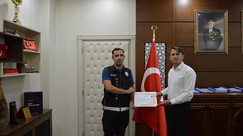 Siirt'in O İlçesinde Narkotik Polislerine Yapılan Çalışmalar Nedeniyle Başarı Belgesi Verildi