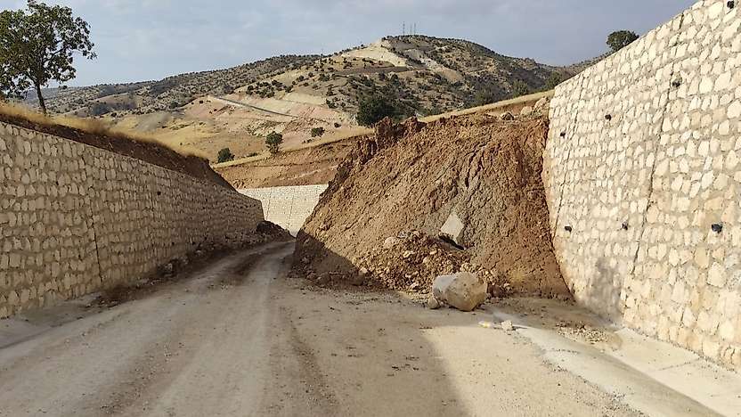 Siirt Kalender Köyü Yolunda Toprak Kayması: Yol Tek Şeride Düştü