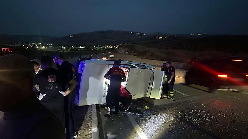 Siirt Kezer Kavşağı'nda Otomobil Takla Attı: 2 Yaralı