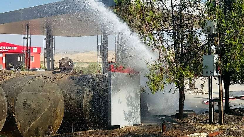 Siirt Kurtalan'da Akaryakıt İstasyonunda Çıkan Yangın Büyümeden Söndürüldü