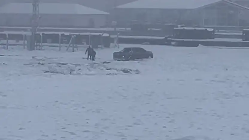 Siirt Kurtalan'da kar üzerinde önce drift yaptı sonra kara saplandı