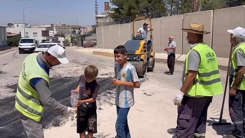 Siirt Kurtalanlı Çocuklar, 45 Derece Sıcakta Çalışan Asfalt İşçilerine Soğuk Su İkramı