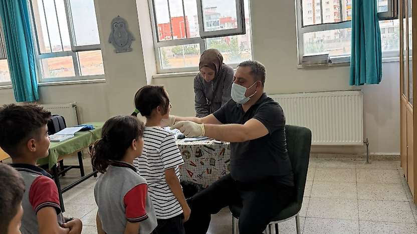 Siirt Mevlana İlkokulu'nda Öğrencilere Diş Eğitimi Verildi