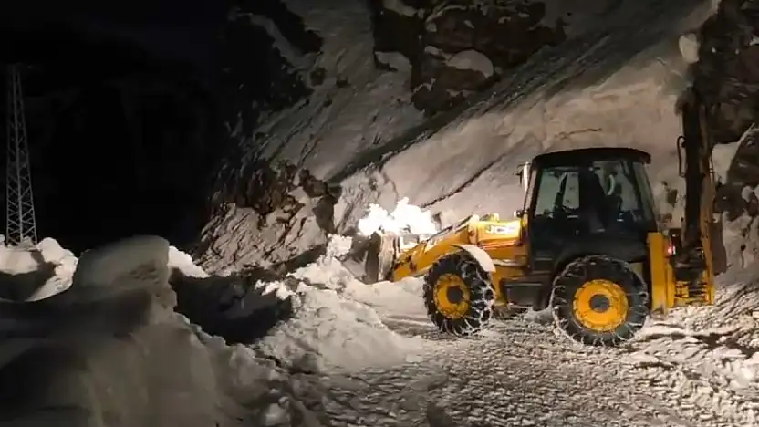 Siirt Pervari'de Köy Yoluna Çığ Düştü!