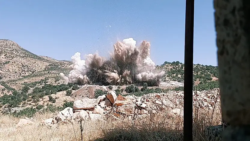 Siirt-Pervari Yolunda Dev Patlatma Kamerada: Sert Kayalar Saniyeler İçinde Parçalandı