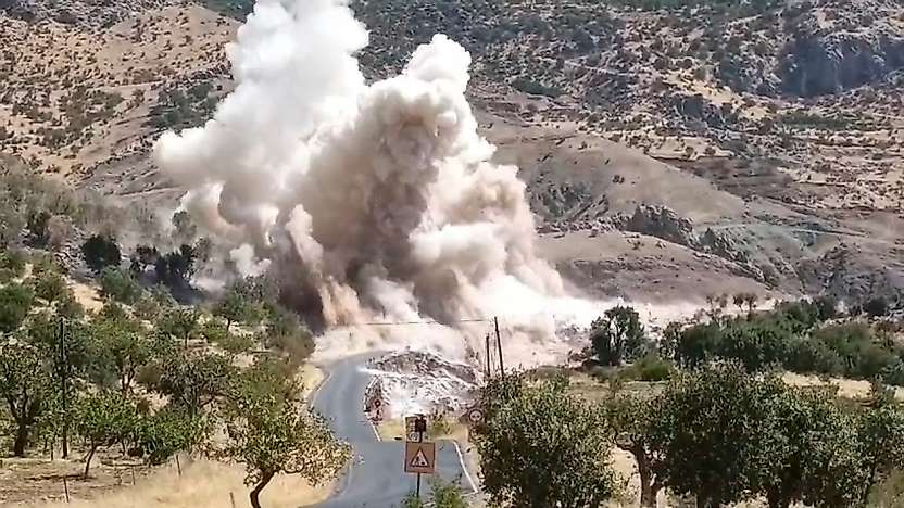Siirt-Pervari Yolunda Kontrollü Patlatma Kamerada: Fıstık Üreticileri Tozdan Şikâyetçi