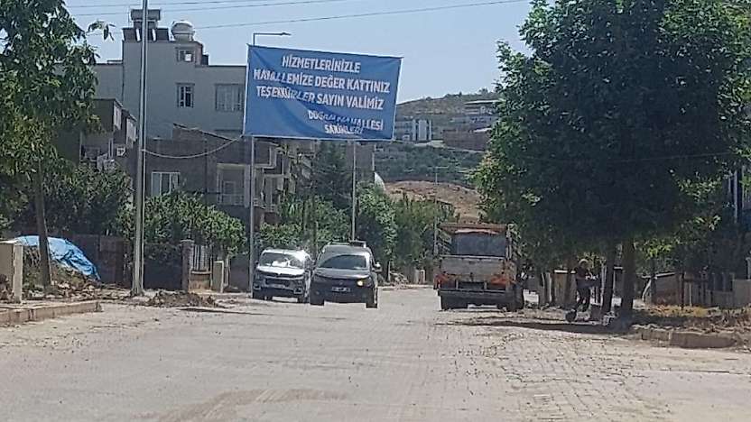 Siirt Şavuran Mahallesi'nden Vali Kızılkaya'ya Teşekkür Pankartı: Altyapı Sorununun Da Çözülmesi İstendi