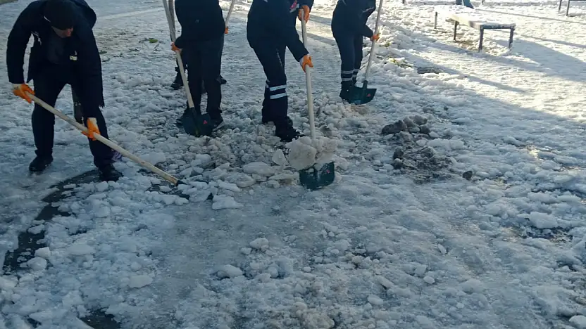 Siirt'te 130 kişilik ekiple kar temizliği çalışması başladı!