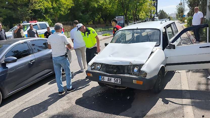 Siirt'te 2 Araç Çarpıştı: Karı Koca Yaralandı