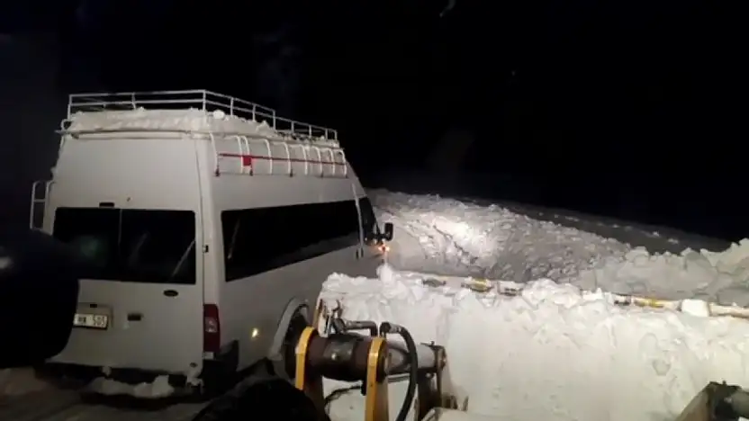 Siirt'te 39 köy yolu ulaşıma kapandı: 69 yaşındaki hasta 3 saatlik çalışmayla hastaneye ulaştırıldı