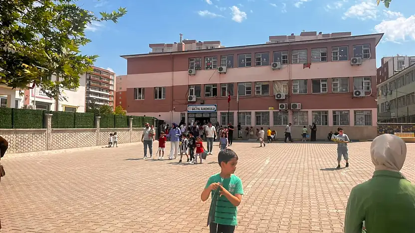 Siirt'te 92 Bin 500 Öğrenci Karne Sevinci Yaşadı