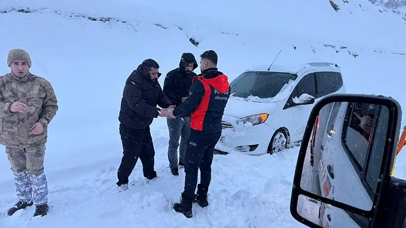 Siirt'te AFAD ekiplerinden yolda mahsur kalan vatandaşlara kumanya desteği